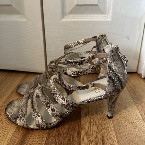 Stuart Weitzman Snakeprint Cut out booties size 9M PRELOVED - Picture 1 of 6